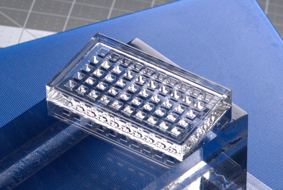 Cube-well mold with square grid cavities